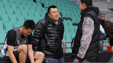 辽篮新阵磨枪静候八一，韩德君拥抱大郅传承一段佳话