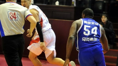 CBA赛场全武行：一记暗肘引发的满场追打与蝴蝶效应