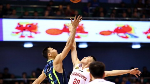 广东宏远巅峰对决：易建联飞身暴扣，比斯利激战群星