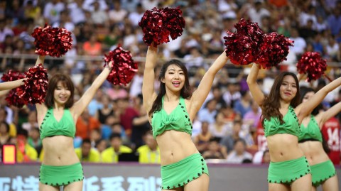 国奥男篮夏夜大胜立陶宛 篮球宝贝热舞点燃赛场激情