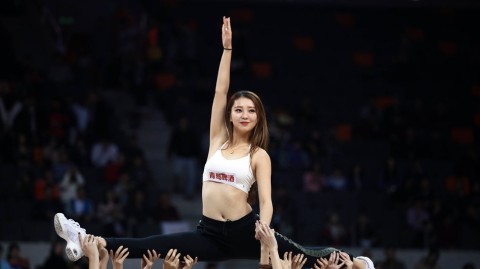 广东宏远篮球宝贝赛场闪耀，队长黄逸辉领衔上演一字马视觉盛宴