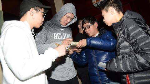 京旅抵沪人气旺，翟晓川携“双星”为球迷签名合影