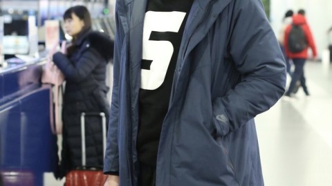 易建联潮装亮相机场背后的双面人生：从天才少年到篮球传奇
