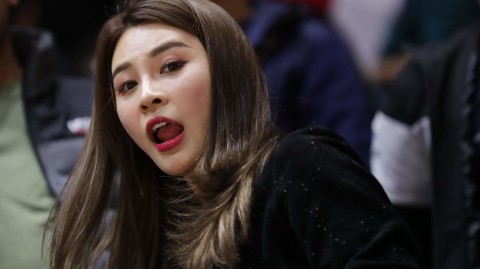 李根娇妻场边观战展笑颜 硬汉背后的温柔力量