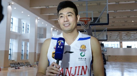 津门男篮新篇：其乐融融迎赛季 自拍定格兄弟情