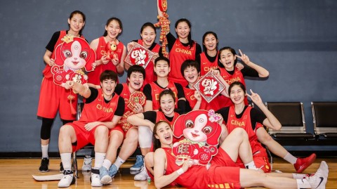 新春闪耀映红光，女篮精神铸辉煌