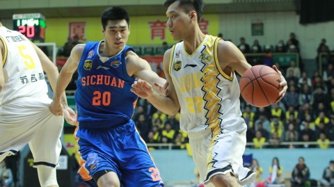 巴蜀铁骑踏破广厦，季后赛首战演惊天狂潮