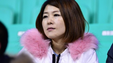光影交织的赛场：辽宁本溪的那个夜晚，美女球迷与篮球的动人交响