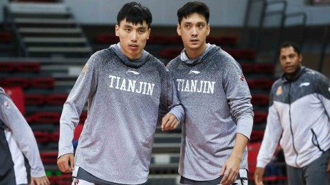 天津男篮备战第九轮 活宝霍尔曼逗乐全队