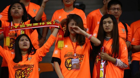 东莞愁云：八冠王主场梦碎，女球迷泪洒赛场