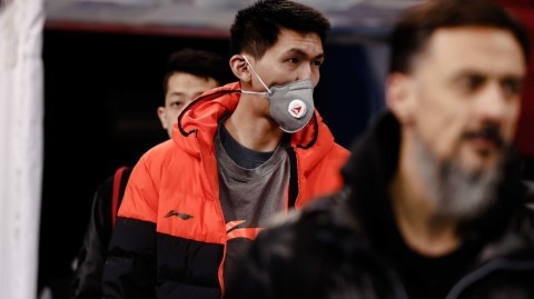 京城雾锁备战路，深圳烈豹客场佩戴口罩训练记