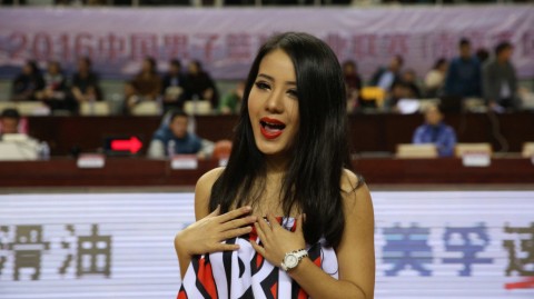 神似佟丽娅的江苏主场美女DJ：用节奏点燃CBA赛场