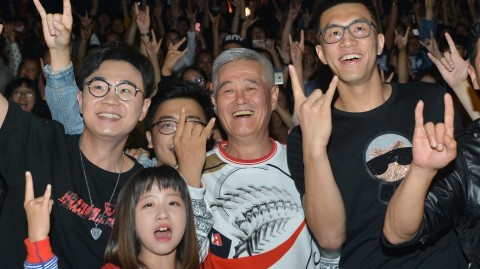 赵本山大鹏乔杉携众星助阵家乡首映 郭艾伦跨界同框想唱摇滚