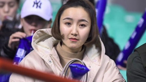 寒冬里的火热激情：美女球迷助威辽宁主场大胜四川