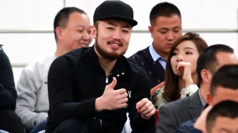 睢冉携爱妻观战鲁能大胜辽足，场边秀恩爱见证降级一刻