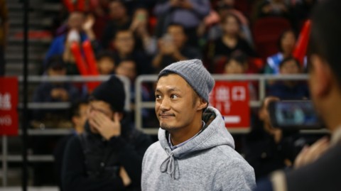 余文乐现场观战京粤大战 携手麦克隋见证京粤对决经典时刻