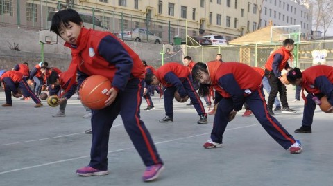 西宁水井巷小学千人篮球操 舞动高原冬日阳光