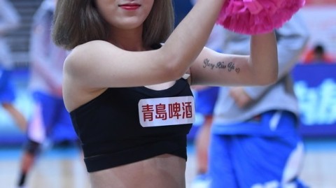 同曦啦啦队寒冬热舞燃爆赛场 青春力量舞动CBA主场