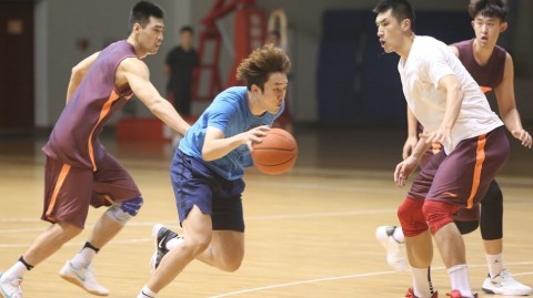 山东高速男篮备战新赛季，训练场上欢笑与汗水齐飞