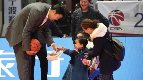 冬日暖阳照耀雅戈尔 桑兰携子观战与王治郅温情重逢