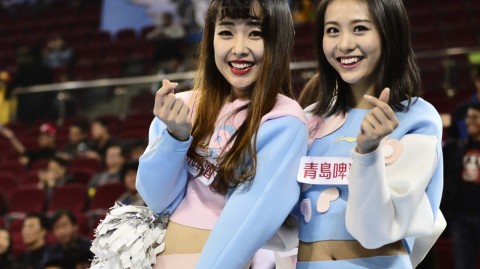 赛场边的最美风景线：各地篮球宝贝的热舞瞬间与幕后故事
