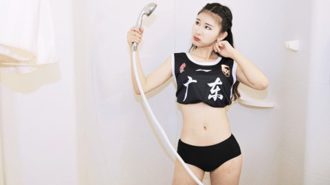 广东宏远篮球宝贝浴室创意写真，激情应援助力球队客场大胜上海取六连胜