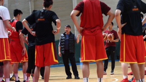 宫鲁鸣海埂督训重铸男篮筋骨 李根周鹏攻防演练各显神通