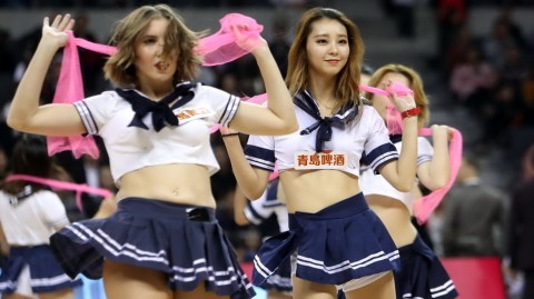 青春风暴席卷赛场，广东男篮啦啦队学生服演绎清纯与活力