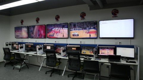 裁判席的“天眼”如何工作？探秘CBA视频回放中心幕后